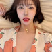 복숭아 잠옷 입고 침대에 누운 겨우디 가슴골