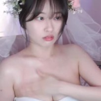 소람잉 의상 체인지 카메라 앞에 보여주는 근접 가슴골