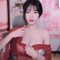 수련수련 많이 내려간 기모노 가슴골