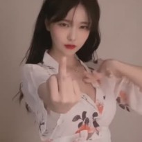 퍽큐 날리고 놀라는 츄정