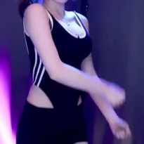 검은 하이레그 수영복 위에 초미니 걸친 한갱