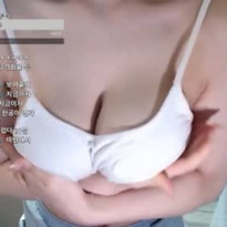 노브라로 가슴 흔드는 아프리카 처자