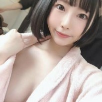 시라사카 유이 샤워 가운속 아담한 젖가슴