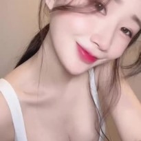 카메라 앞으로 자꾸 다가오는 누나 눈이 가는 가슴골