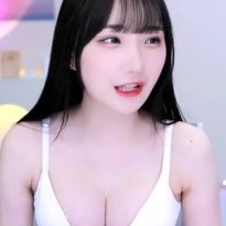 흰 민소매 가슴골 우정우정우정우정 이건 무슨 표정이냐