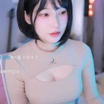 가슴에 구멍난 옷 마젠타 가슴골