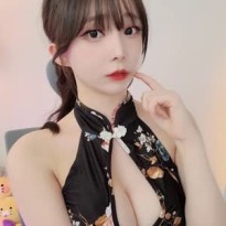 밍선하님 인스타 구멍 뚫린 치파오 가슴골