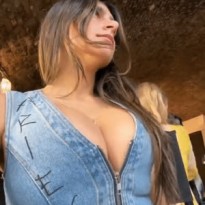 지퍼가 살짝 열리는 누나 가슴