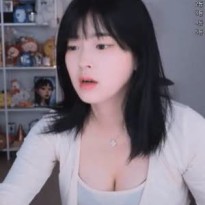 문월 깊은 가슴골