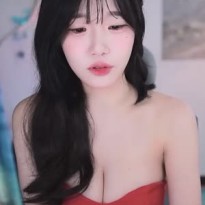 빨간 튜브탑 수련수련 묵직한 가슴골