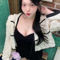 검은 원피스 가슴골 노출 김유디