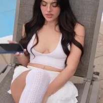 전화하는 EMILY BLACK 파인 나시 가슴노출