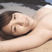 해변가에 누워있는 나츠키 세나 튜브탑 비키니 위로 솟은 가슴