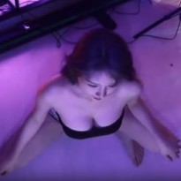 한갱 튜브탑 위에서 아래 각도로 보기 항공캠 가슴골