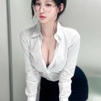 갓세희 인스타 베이직한 흰 검 오피스룩 단추 푼 가슴골