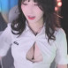 마젠타 단추 덜 잠근 셔츠 가슴골