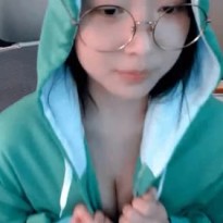 귀여운 잠옷 열어 가슴골 보여주는 박하악