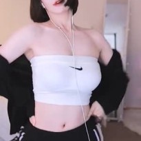 나이키 흰 튜브탑 겨우디 묵직한 가슴 볼륨감