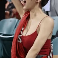 앉아서 응원 열심히 하는 대만 치어리더 끈나시 묵직한 가슴골