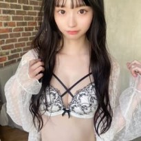 처음으로 벗은 일본의 2002년생 아이돌 츠키 나기사