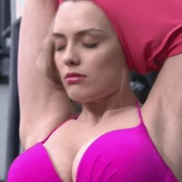 티셔츠 벗는 배트우먼에 월리스 데이 핑크 비키니