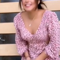 바람에 치마 날려서 정신을 못차리는 서양 누나