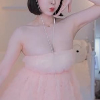 겨우디 공주 컨셉 많이 내려간 오프솔더 가슴골