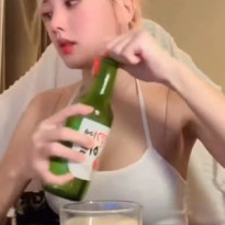 한국 소주를 마신 베트남 혼혈 모델