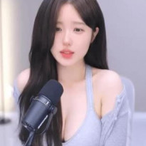 성하 가슴골 노출 회색 CK 브라