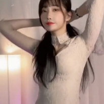 안경 벗는 마젠타 밀착 원피스 몸매