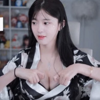BJ 문월 흘러내린 브라 끌어 올리는 가슴골
