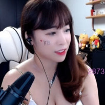YB 투표 독려하는 지수누님과 모꿀몬 가슴골