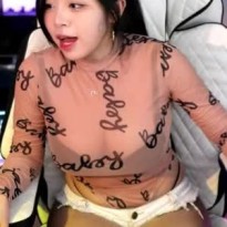 해까닥여울이 분홍색 시스루 검은 브라 팬티같은 흰 핫팬츠