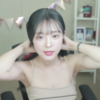 김갑주 누드톤 끈 민소매 겨드랑이