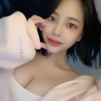 옆으로 누워 볼하트 하는 주하랑 가슴골