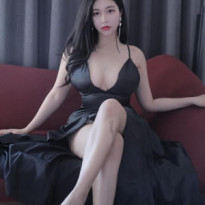 모델 허니비비 가슴이 노출되는 블랙 드레스