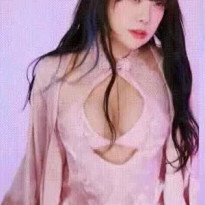 열심히 가슴 흔드는 슬립 퀸다미