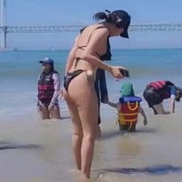 부산 광안리에서 검은색 끈비키니 입은 유주다