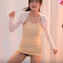 추랑이 심하게 짧은 노란 줄무늬 원피스 검은색 노출