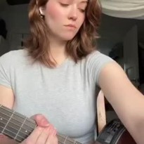 서양 누나 기타 연주 준비자세