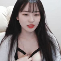 가슴골 벌려서 보여주는 소람잉