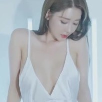 아인 룩북 명치 노출 가슴골 섹시 슬립