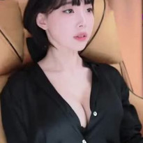 강인경 검은 셔츠 열린 틈 레이스 브라 노출