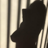 요즘 유행이라는 노브라 셀카