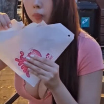 맛있게 먹는 벨벳 가슴골