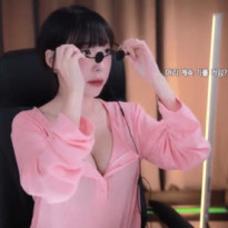검은 레이스 브라 가슴골 강인경