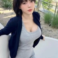 강인경 회색 미시룩 가슴골 보이시한 단발