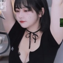 한달에 한번만 입어주는 섹시한 쵸단 가슴골