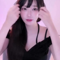 얌전하게 예쁜 마젠타 블랙 오프솔더 가슴골