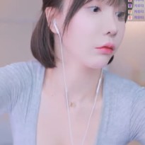 가슴골 보여주는 겨우디 &amp; 모델 이아이